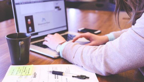 blu-women-using-laptop