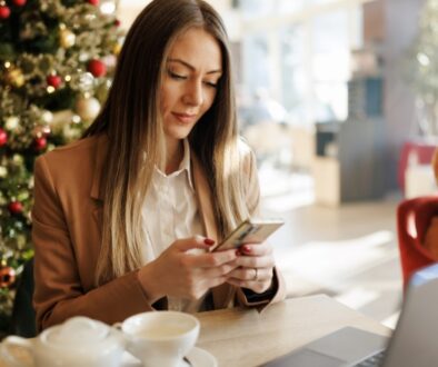 the-blu-group-advertising-&-marketing-designing-user-generated-contant-holiday-women-on-phone-christmas