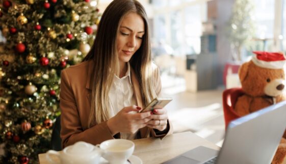 the-blu-group-advertising-&-marketing-designing-user-generated-contant-holiday-women-on-phone-christmas